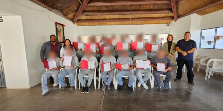 Entregan certificados de preparatoria en el Centro Penitenciario de Comondú