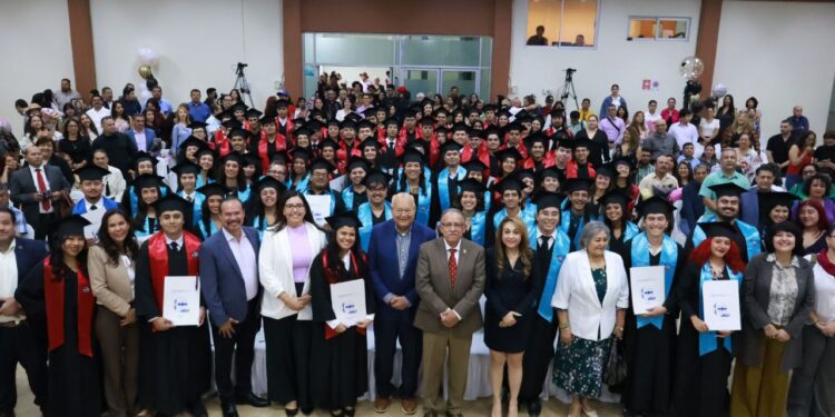 Se fortalece la calidad educativa y tecnológica de la UABCS: Víctor Castro