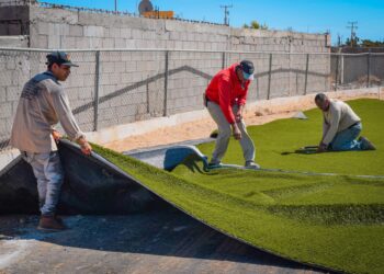 ARRANCA LA INSTALACIÓN DE PASTO SINTÉTICO EN EL CAMPO INFANTIL DE BÉISBOL EN MULEGÉ