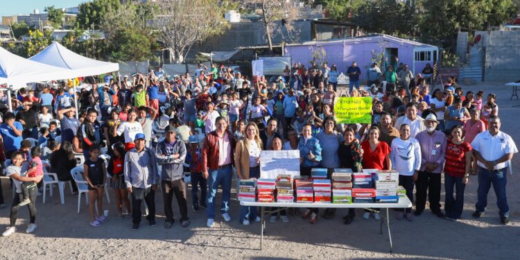 Milena Quiroga entrega apoyos a familias de Vista Hermosa