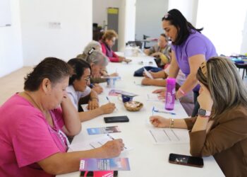 Mujeres de la tercera edad reciben plática sobre violencia de género 