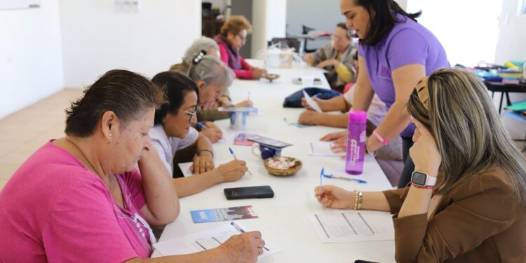Mujeres de la tercera edad reciben plática sobre violencia de género 