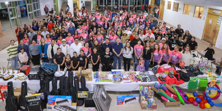 Fortalece Milena Quiroga la cultura con entrega de materiales para el Programa Impulso