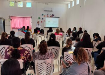 Más de 200 mujeres reciben capacitación en educación financiera en La Paz