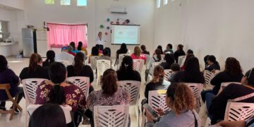 Más de 200 mujeres reciben capacitación en educación financiera en La Paz