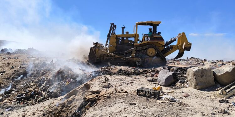 Sofocan incendio en el relleno sanitario de La Paz
