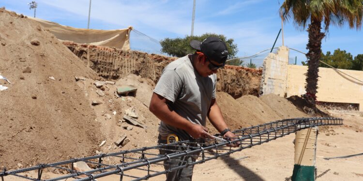 Inicia rehabilitación de muro de contención de estadio de béisbol en Cabo San Lucas