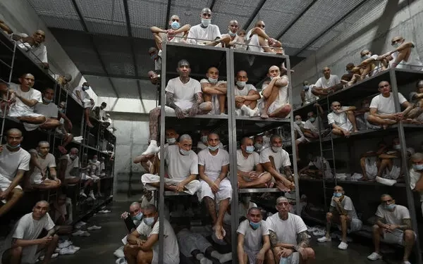 El Salvador se está convirtiendo en la nueva cárcel del mundo: denuncias de violaciones a derechos humanos en el CECOT​