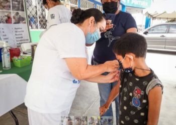 Llama IMSS Baja California Sur a padres de familia y tutores a actualizar Esquema Básico de Vacunación en menores 