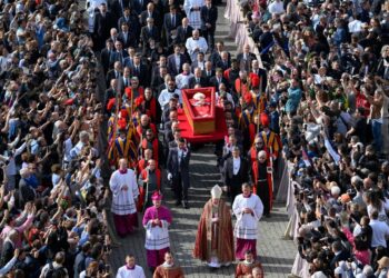 Miles de fieles despiden al papa Francisco en el Vaticano​
