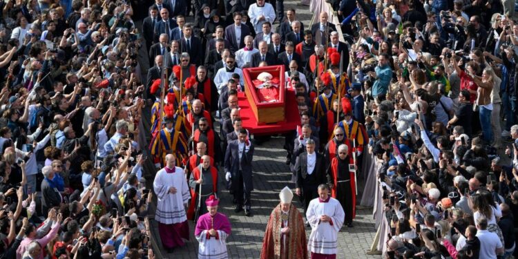 Miles de fieles despiden al papa Francisco en el Vaticano​