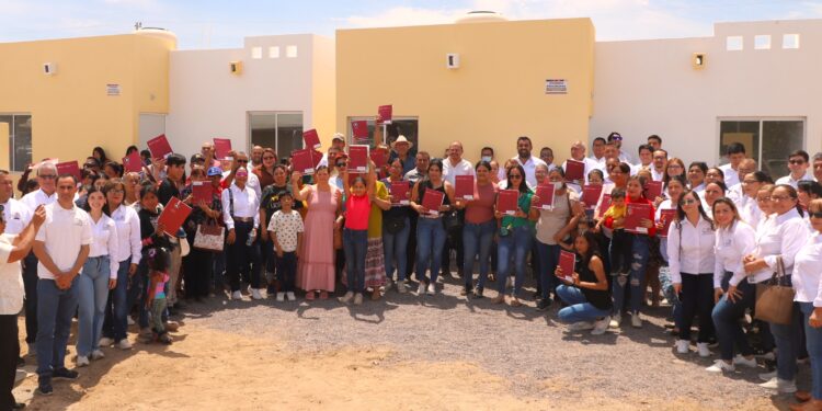 Entrega Gobierno Estatal 50 acciones de vivienda en La Paz