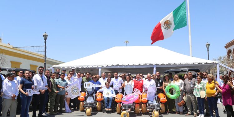Entrega alcalde Christian Agúndez Gómez equipo para cuidado de playas y seguridad de bañistas