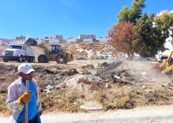 Continúan labores de rehabilitación en caminos urbanos y limpieza en vialidades de Cabo San Lucas