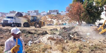 Continúan labores de rehabilitación en caminos urbanos y limpieza en vialidades de Cabo San Lucas