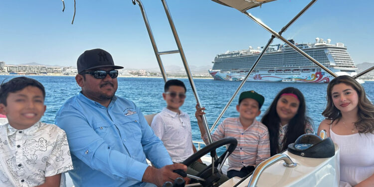 Integrantes del II Cabildo Infantil disfrutan avistamiento de ballenas en Los Cabos