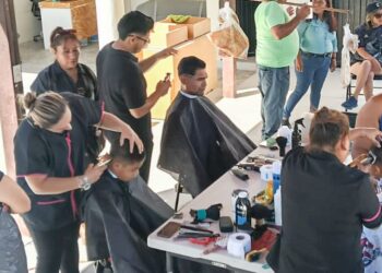 Ofrecen cortes de cabello gratuitos para comunidad indígena y afromexicana en Cabo San Lucas