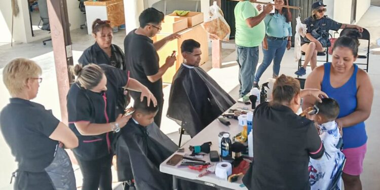 Ofrecen cortes de cabello gratuitos para comunidad indígena y afromexicana en Cabo San Lucas