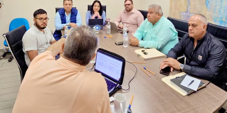 Analizan resultados de encuestas ciudadanas para definir tarifas del transporte de agua en Los Cabos