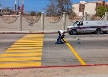 Instalan reductores de velocidad y pintan pasos peatonales en calles de Los Cabos