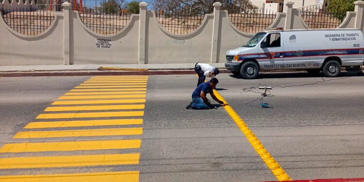Instalan reductores de velocidad y pintan pasos peatonales en calles de Los Cabos