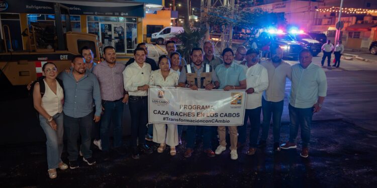 Alcalde Cristian Agúndez supervisa avance de reencarpetado en la avenida Leona Vicario en Cabo San Lucas