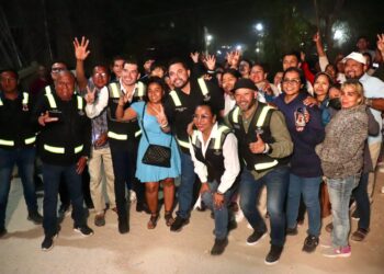 Christian Agúndez Gómez y Karina de la O inauguran alumbrado público solar en la colonia Tierra y Libertad