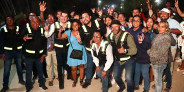 Christian Agúndez Gómez y Karina de la O inauguran alumbrado público solar en la colonia Tierra y Libertad