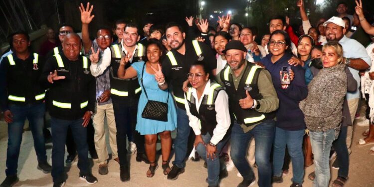 Christian Agúndez Gómez y Karina de la O inauguran alumbrado público solar en la colonia Tierra y Libertad