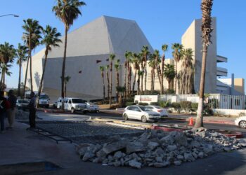Continúa construcción de tope con cruce peatonal en bulevar Paseo de La Marina, en Cabo San Lucas