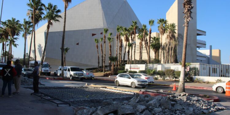 Continúa construcción de tope con cruce peatonal en bulevar Paseo de La Marina, en Cabo San Lucas