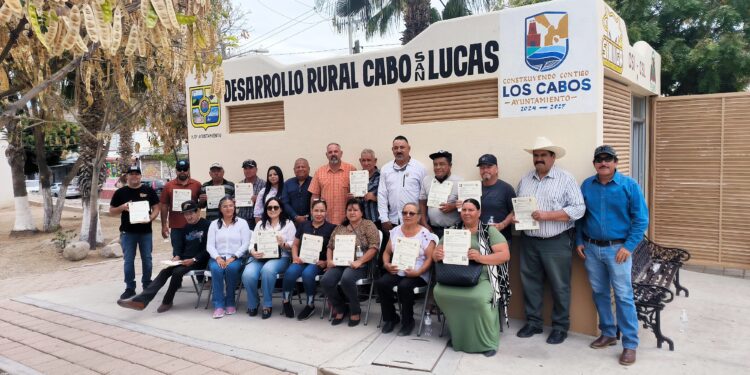 Entregan 20 títulos de herrar actualizados al sector ganadero de Los Cabos