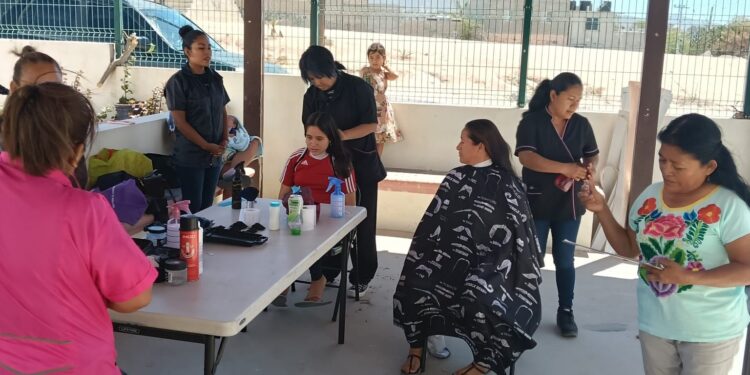 Realizan jornada gratuita de corte de cabello en colonia Tierra y Libertad, en Cabo San Lucas