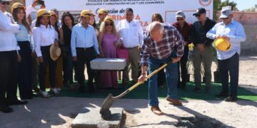 Encabeza Víctor Castro la colocación de la primera piedra de la tercera Escuela de Turismo de la CROC en el estado