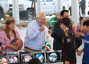 Entrega Víctor Castro, rehabilitación de cancha pública en San Antonio