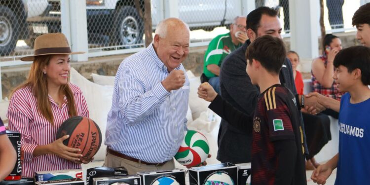 Entrega Víctor Castro, rehabilitación de cancha pública en San Antonio
