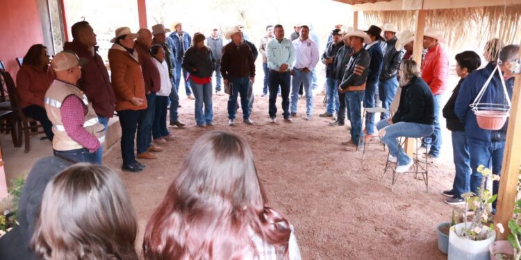 Visita Castro Cosío, zona serrana de Santa Martha y El Patrocinio, y entrega apoyos