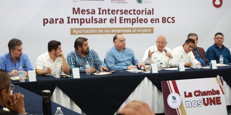 El gobernador Víctor Castro convoca a fortalecer estrategias para mantener el liderazgo laboral en el país