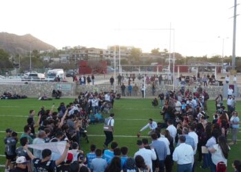 Entrega Christian Agúndez empastado en cancha de fútbol americano en San José del Cabo