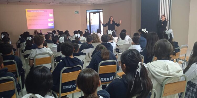 Imparte IMM de La Paz, pláticas sobre nuevos roles y estereotipos