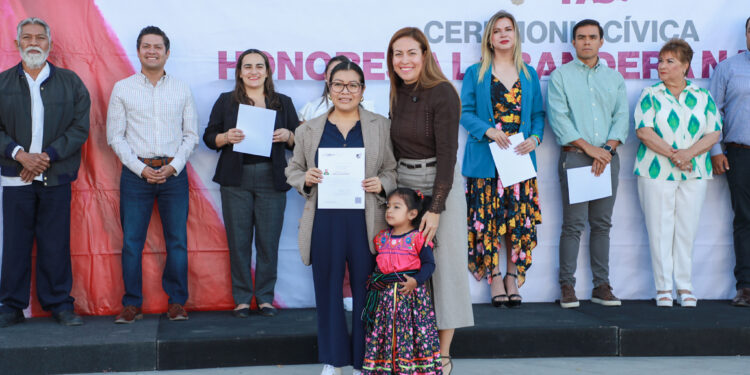 Avanza inclusión indígena en La Paz con entrega de certificados a intérpretes mixtecos