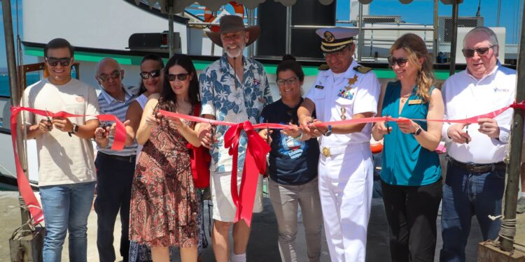 El histórico barco Western Flyer atraca en el muelle fiscal de La Paz