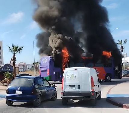 🚨 Incendio de Autobús de Cabo Baja Causa Caos Vial en Cabo San Lucas