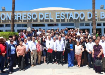 Comunidad universitaria celebra acuerdo del Congreso para inscribir a la UABCS en su Muro de Honor
