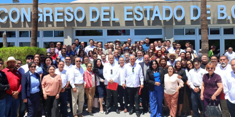 Comunidad universitaria celebra acuerdo del Congreso para inscribir a la UABCS en su Muro de Honor