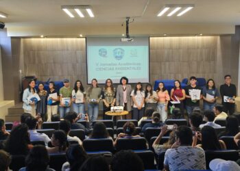 Reconoce UABCS a estudiantes de excelencia académica de Ciencias Ambientales