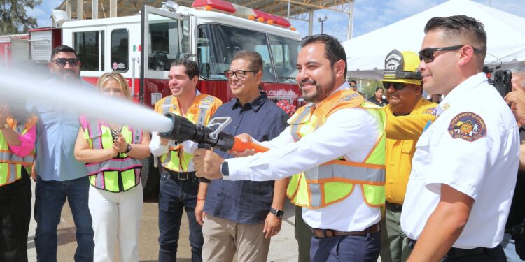 Entrega alcalde Christian Agúndez nuevo equipo contra incendios a Bomberos de San José del Cabo