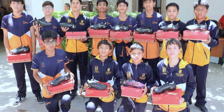 Entrega alcalde Christian Agúndez material a deportistas cabeños que competirán en Olimpiada Nacional 2025