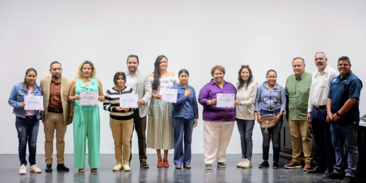 Entrega alcalde Christian Agúndez apoyos económicos para impulsar a emprendedores