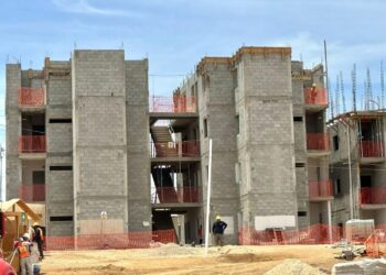 Revisan avances de la construcción de viviendas en Cabo San Lucas